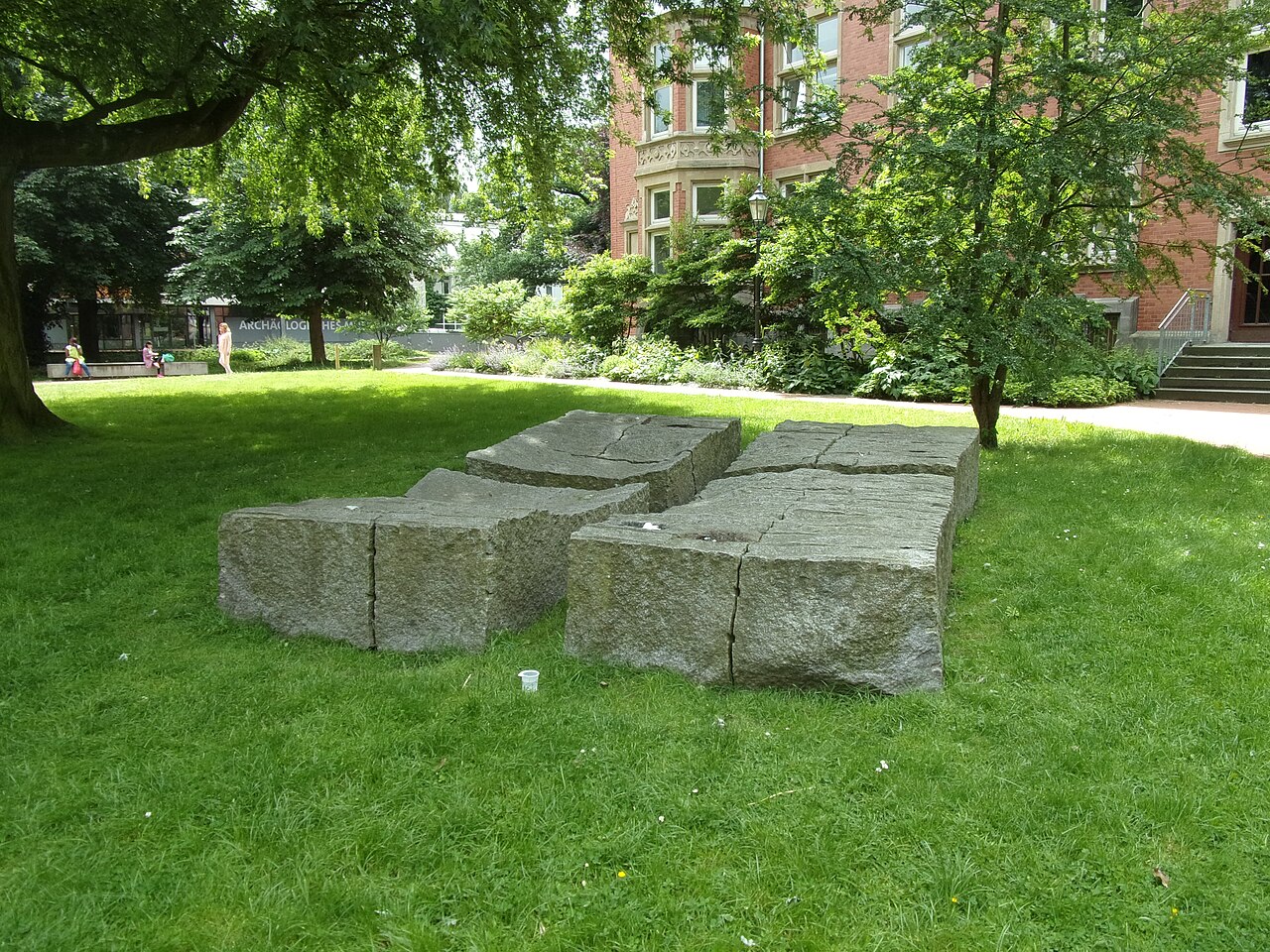 Vier grob gebrochene Granitsteine sollen symbolisch an die Landung der Alliierten am 06