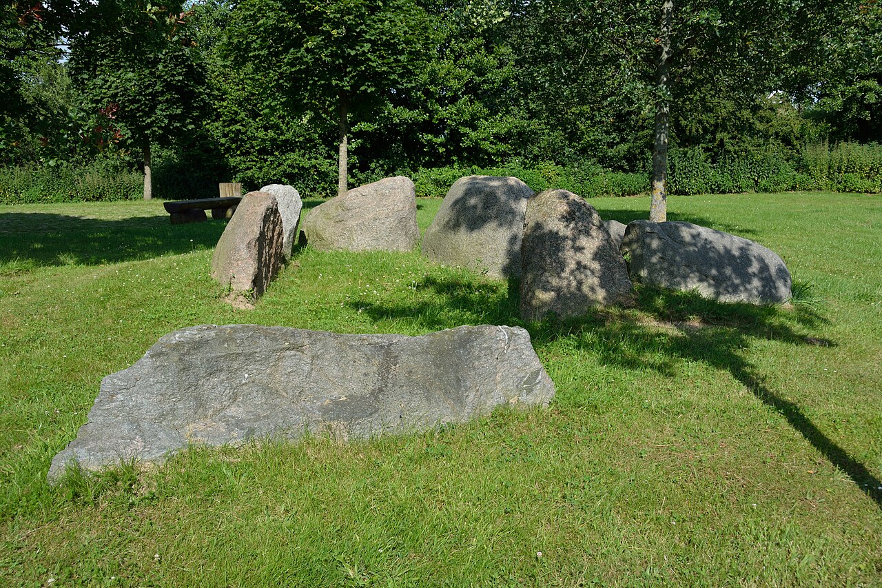 Bovenau, rekonstruiertes Großsteingrab