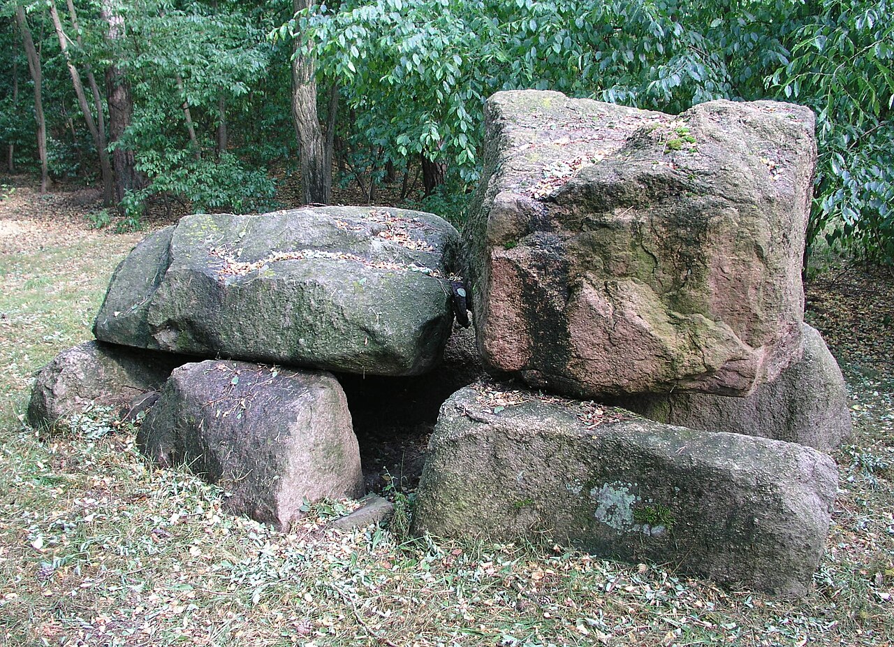 Erweiterter Dolmen, Megalithgrab, Großsteingrab, Hühnengrab der jungsteinzeitlichen Trichterbecherkultur in Brandenburg