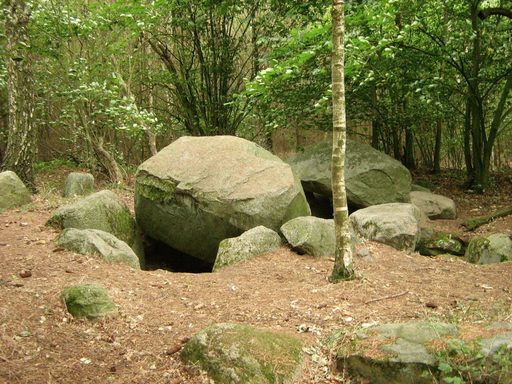 Decksteine der Grabkammer eines Megalithgrabes der Jungsteinzeit (3000 - 1800 v