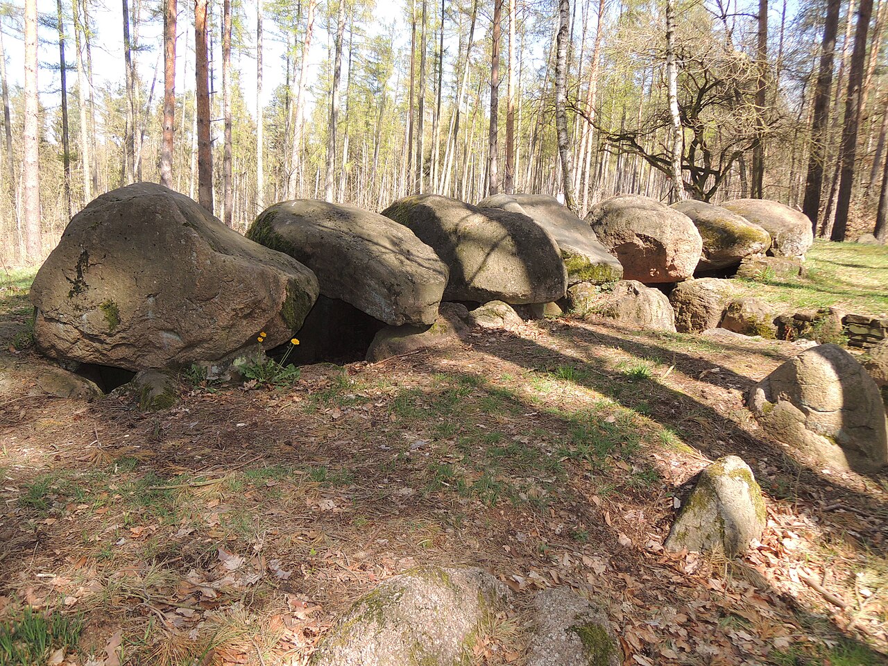 The reconstructed megalithic tomb ALV 14 (Küchentannen)