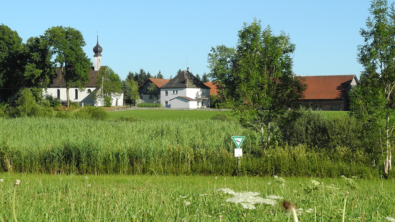 Kißlegg - Ortslage Rötsee, Kapelle und im Vordergrund ein Teil des Naturschutzgebiets „Gründlenried-Rötseemoos“