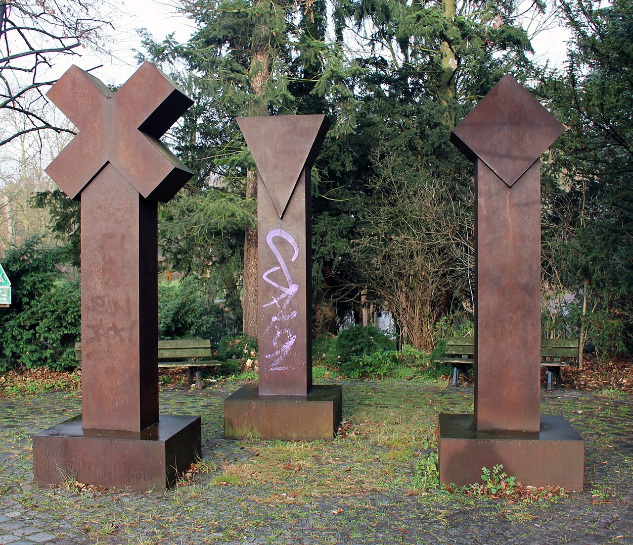 Sculpture, " Gruppe 84 " by Manfred Hodapp , 1985, Alt-Mariendorf 1, Berlin-Mariendorf , Germany