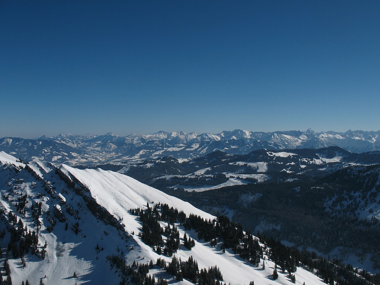 Blick vom Rindalphorn (1821 m) auf den Gündleskopf (1748 m) und die Allgäuer Alpen