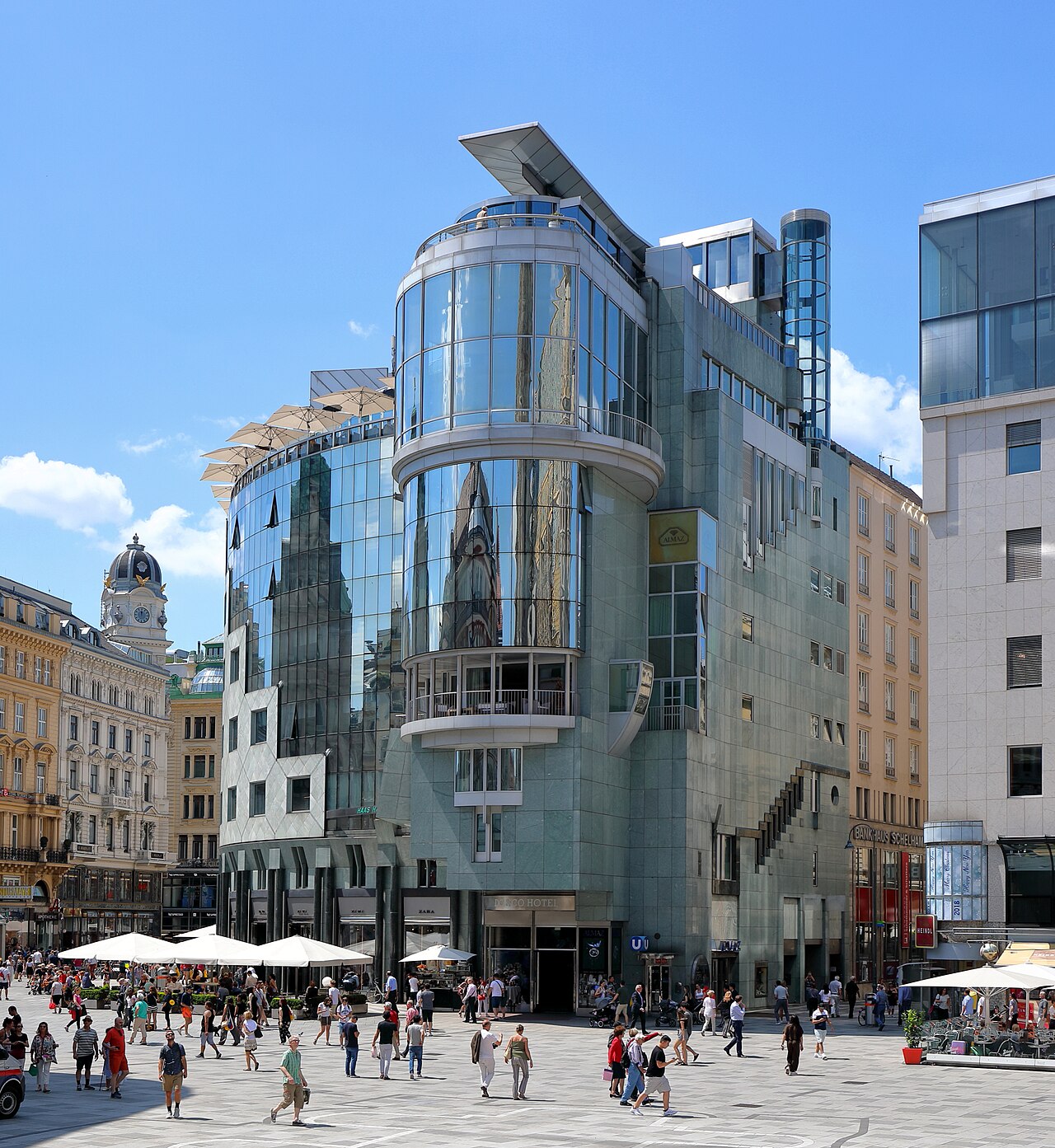 Das Haas-Haus an der Adresse Stock-im-Eisen-Platz 4 (Goldschmiedgasse 1 / Graben 32 / Stephansplatz 12) im 1