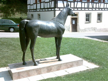 Statue des Arabers Hadban Enzahi OX auf dem Gelände des Haupt- und Landgestüts Marbach, selbst fotografiert