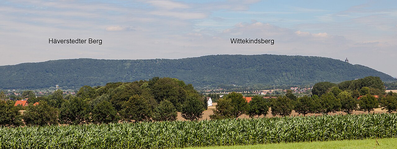 Der Häverstädter Berg (links) und der Wittekindsberg (rechts) im Wiehengebirge