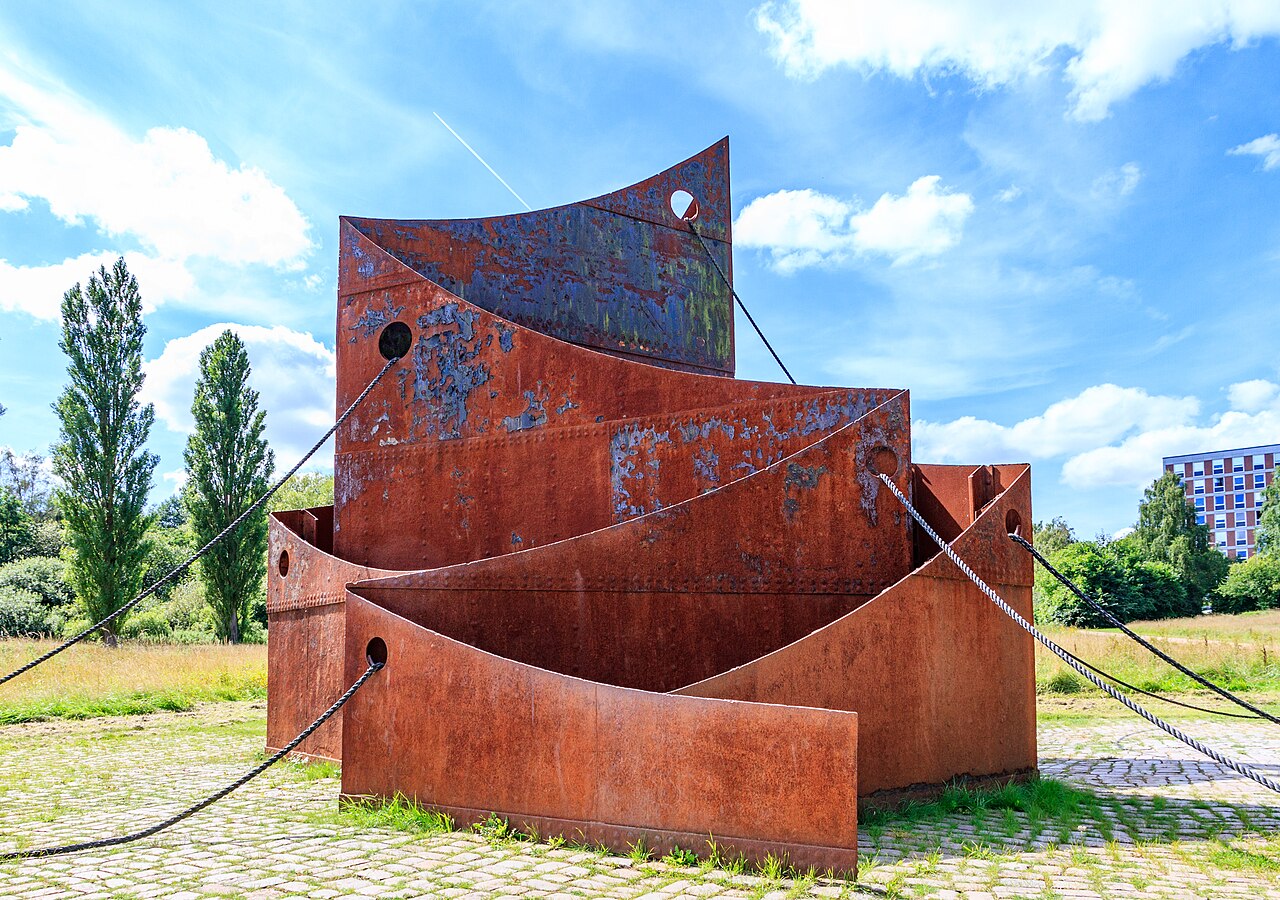 Die Skulptur "Hafen 77" von Felix Fehlmann am Tirpitzhafen von Kiel