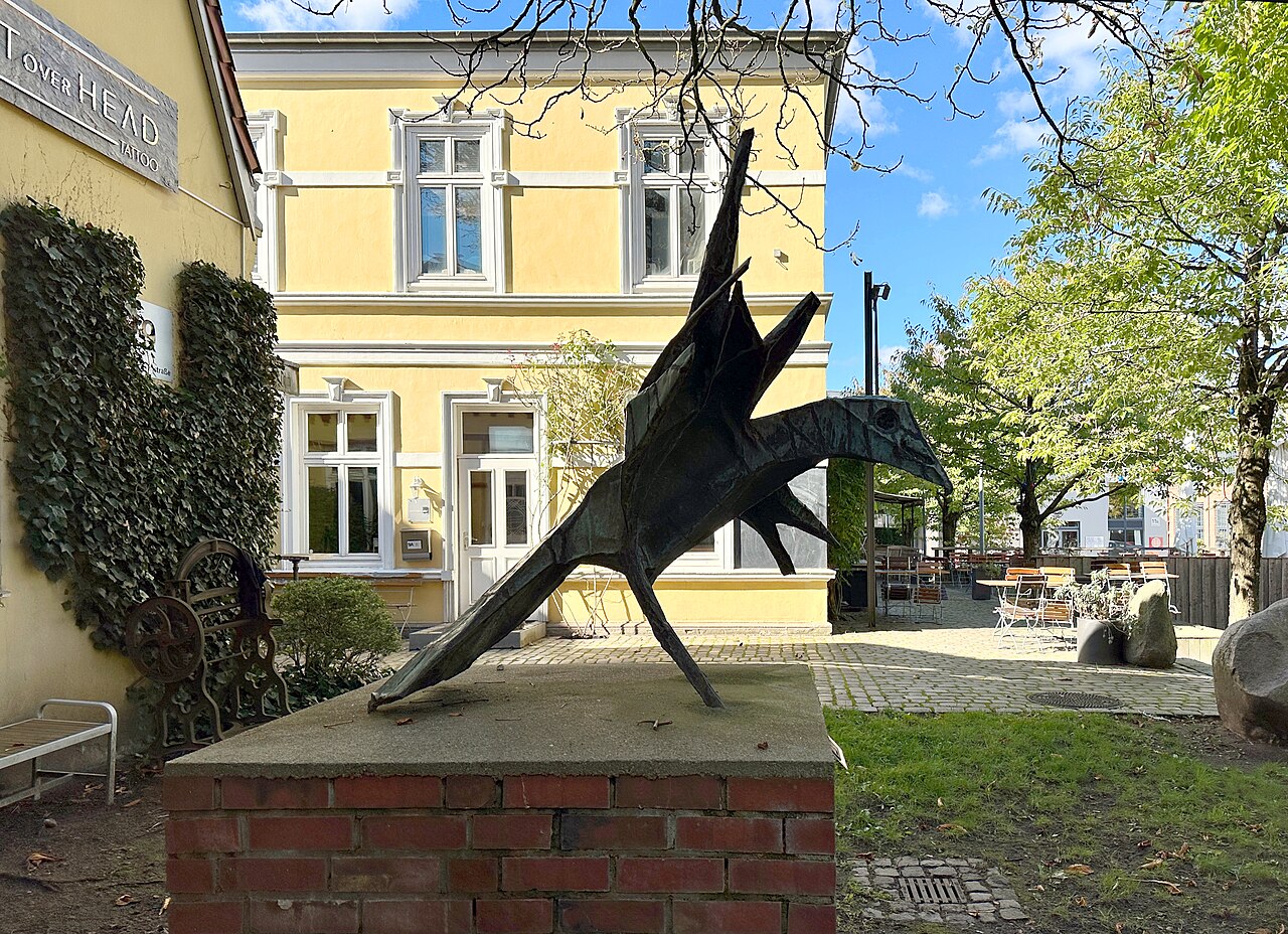 Bronzeplastik "Hahn" von Ulrich Heitmüller-Schimmel (1931-1996), Schützenstraße 9b, Hamburg-Bahrenfeld