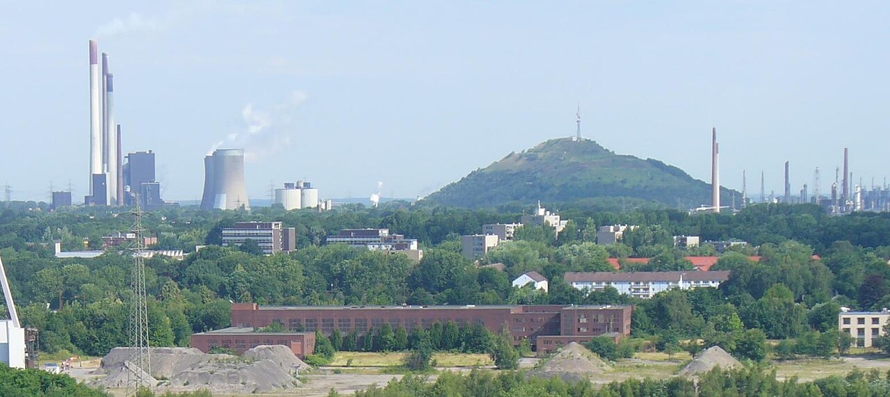 Halde Oberscholven in Gelsenkirchen von der Halde Rungenberg aus gesehen