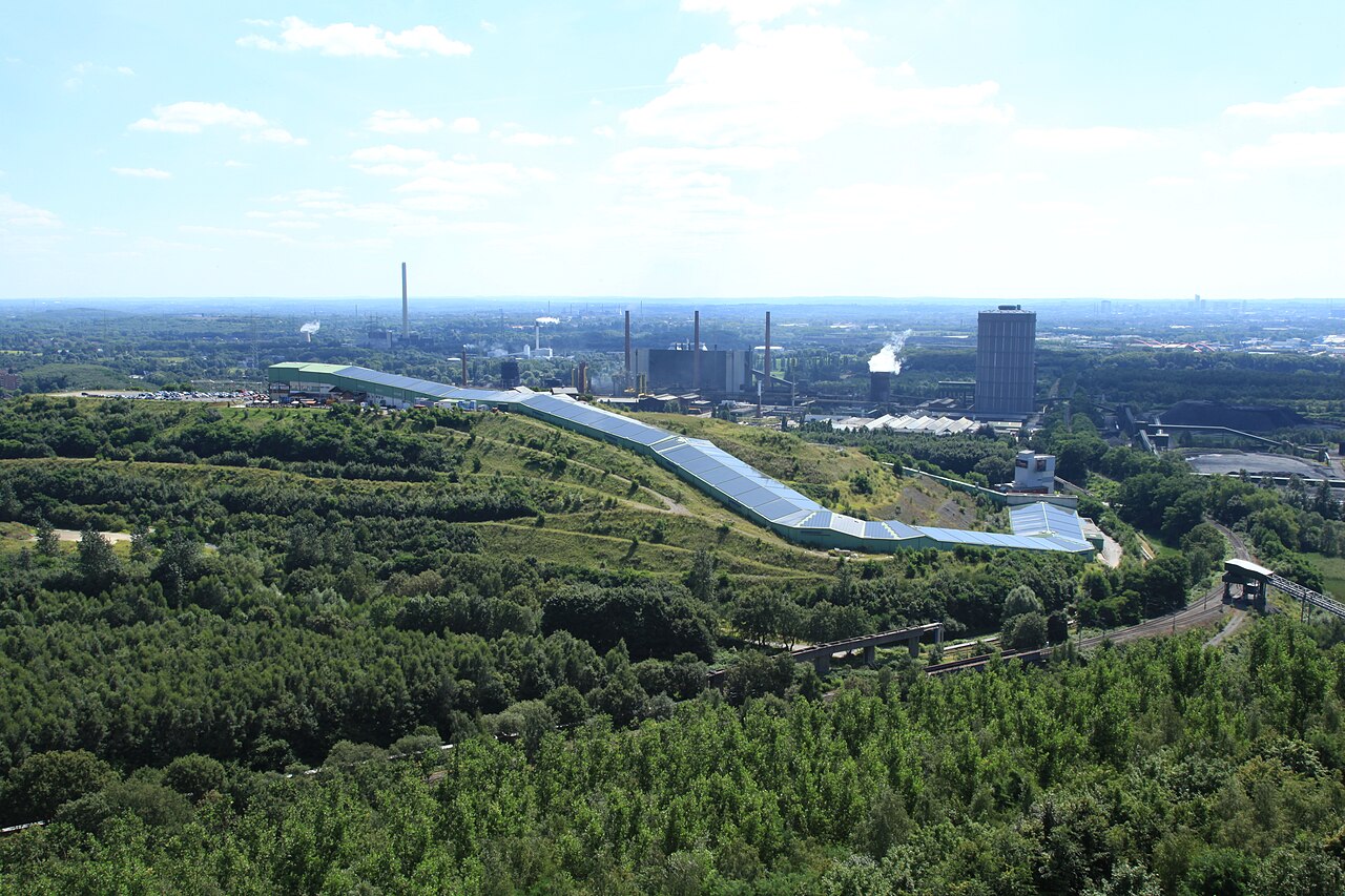 Blick vom Tetraeder auf Halde Prosperstraße mit Alpincenter Bottrop und Kokerei Prosper in Bottrop