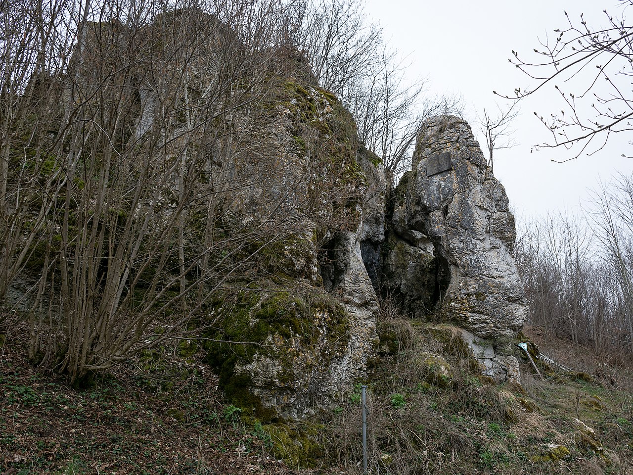 Die Haldensteinhöhle am Ortsrand von Lonsee-Urspring