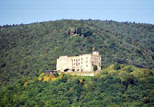 Die Ruine des Hambacher Schlosses bei Neustadt an der Weinstraße im Juli 2003