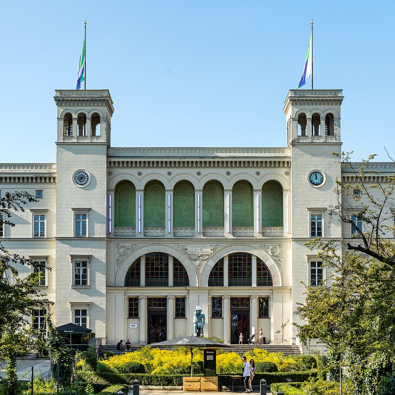 This is a picture of the Berliner Kulturdenkmal ( cultural monument ) with the ID