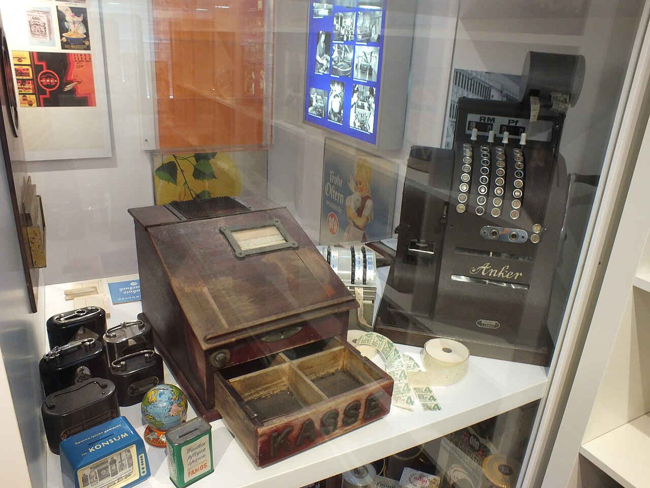 „Registrierkasse_im_Hamburger_Genossenschaftsmuseum