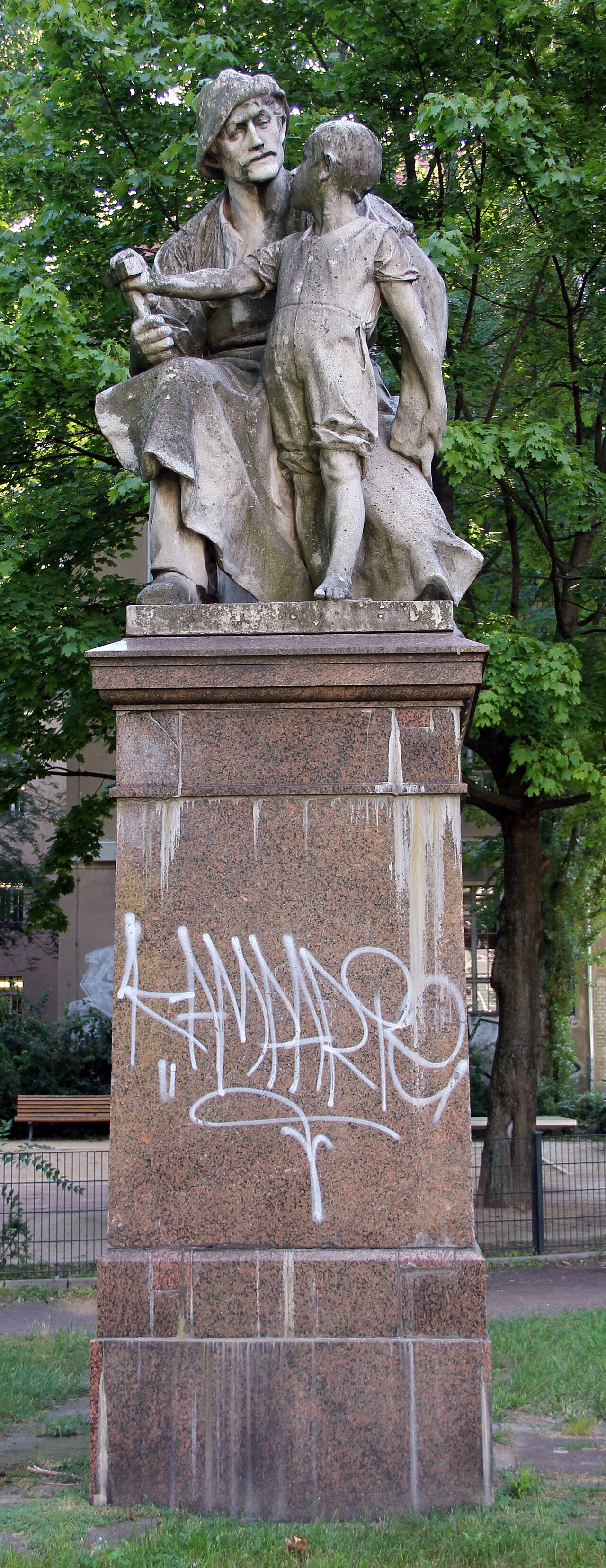 Statue, Handwerker mit Sohn, by Wilhelm Haverkamp , 1898, Andreasstraße 21, Berlin-Friedrichshain , Germany