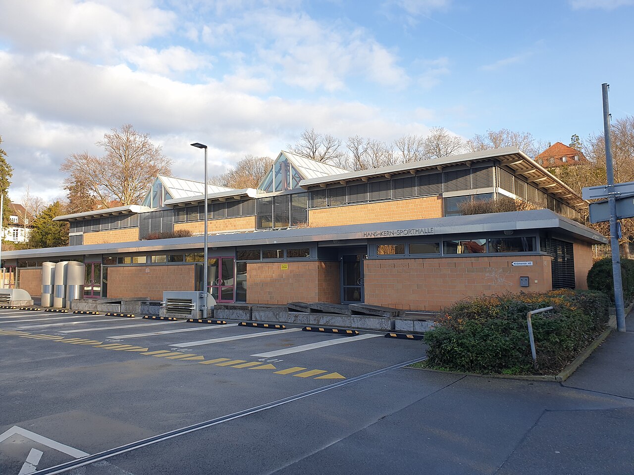 Frontansicht der Sporthalle