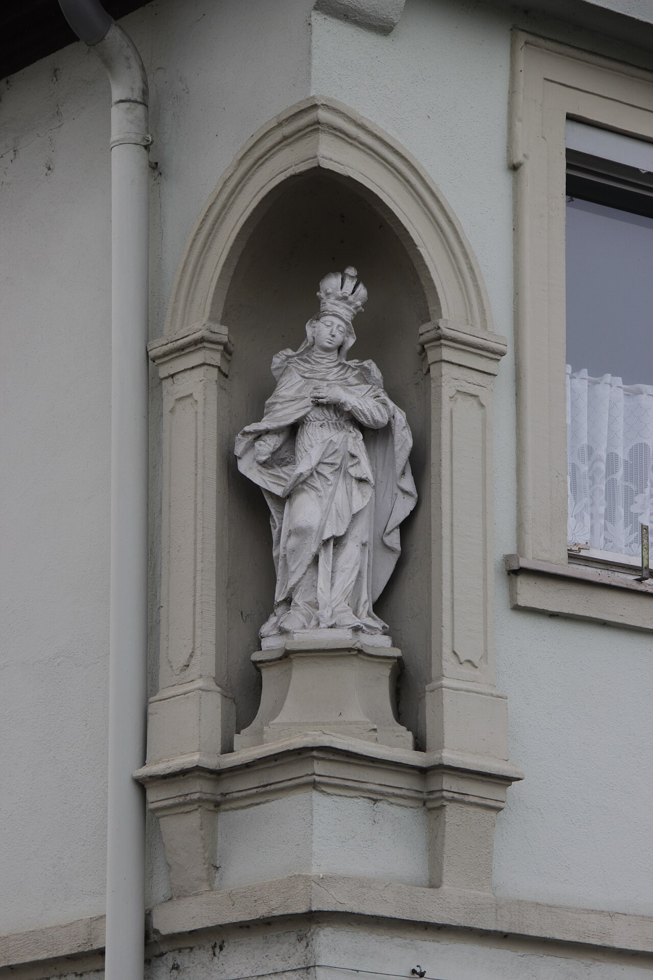 Figur einer Maria Immaculata in Ecknische, Sandstein, 18