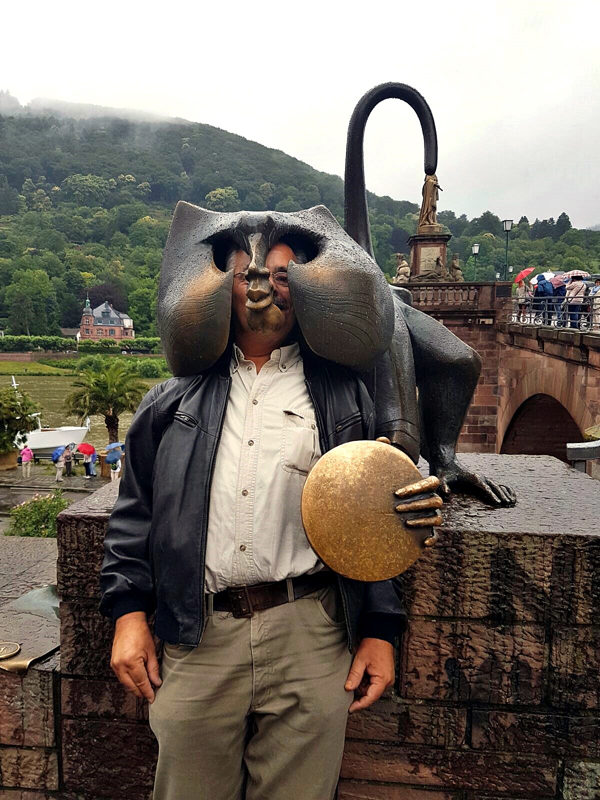 Heidelberger Brückenaffe mit Person innseitig