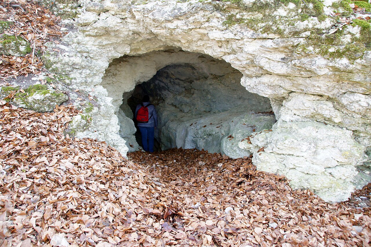 Eingang zur Höhle, einiger Meter sind begehbar, Karsterscheinungen sind sichbar