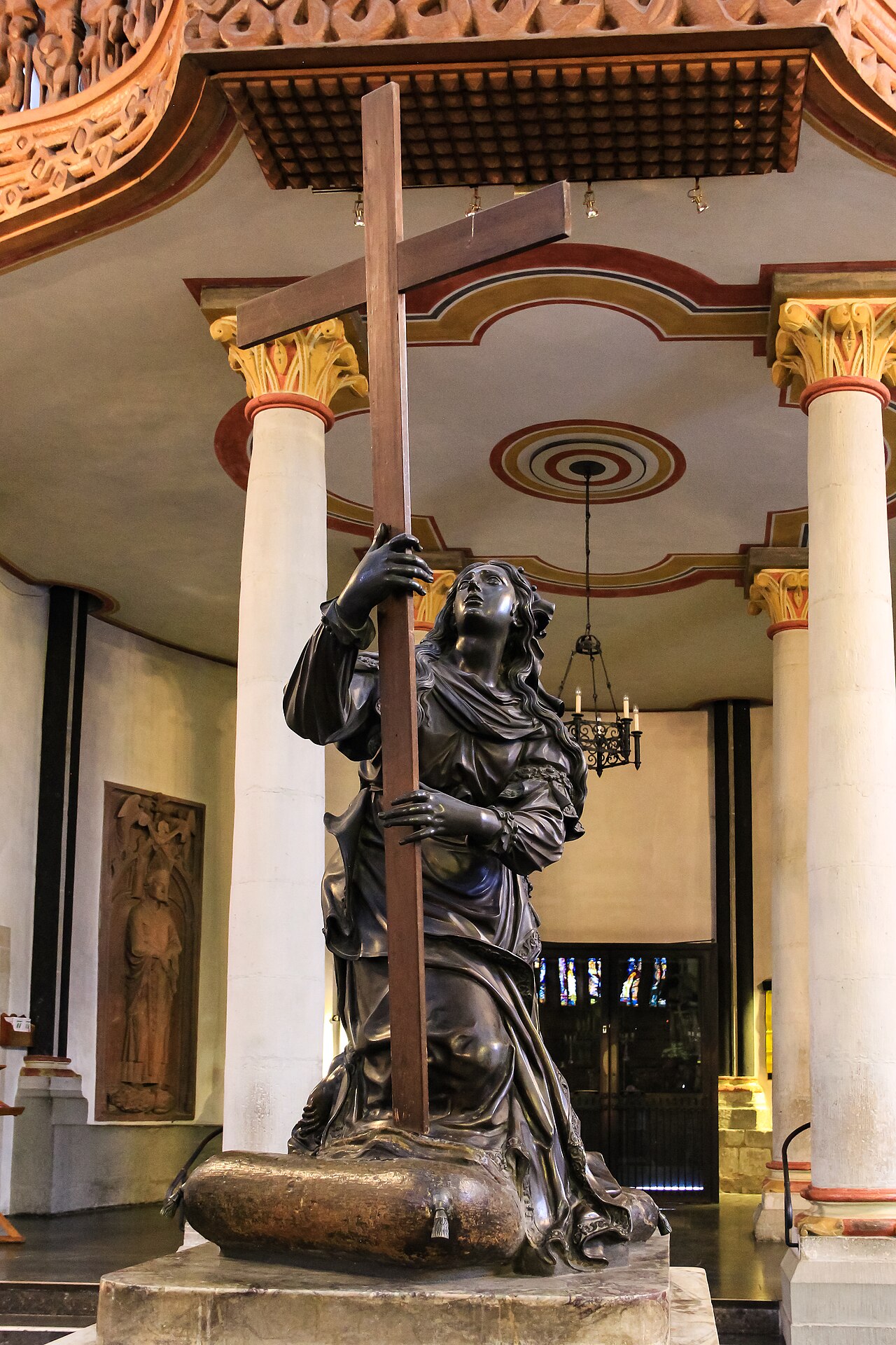 Die Bronzestatue der heiligen Helena befindet sich heute im Westen des Mittelschiffs
