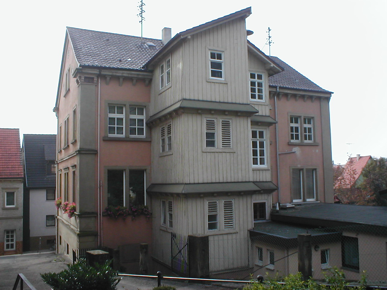 Rathaus in Elsenz, erbaut 1873, rückwärtige Ansicht mit markantem hölzernen Anbau