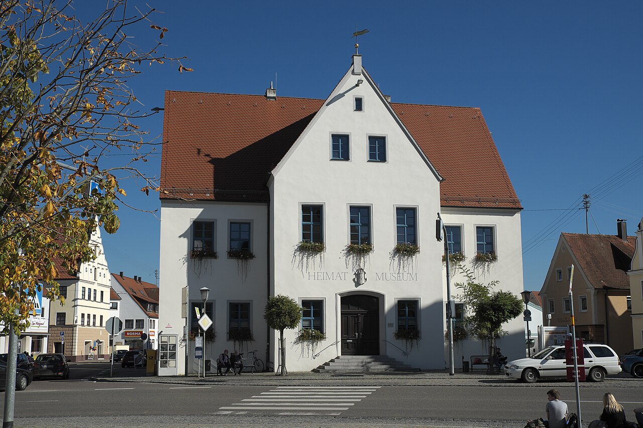 Ehemaliges Rathaus, heute Heimatmuseum, Marktplatz 7, in Höchstädt im Landkreis Dillingen an der Donau (Bayern)