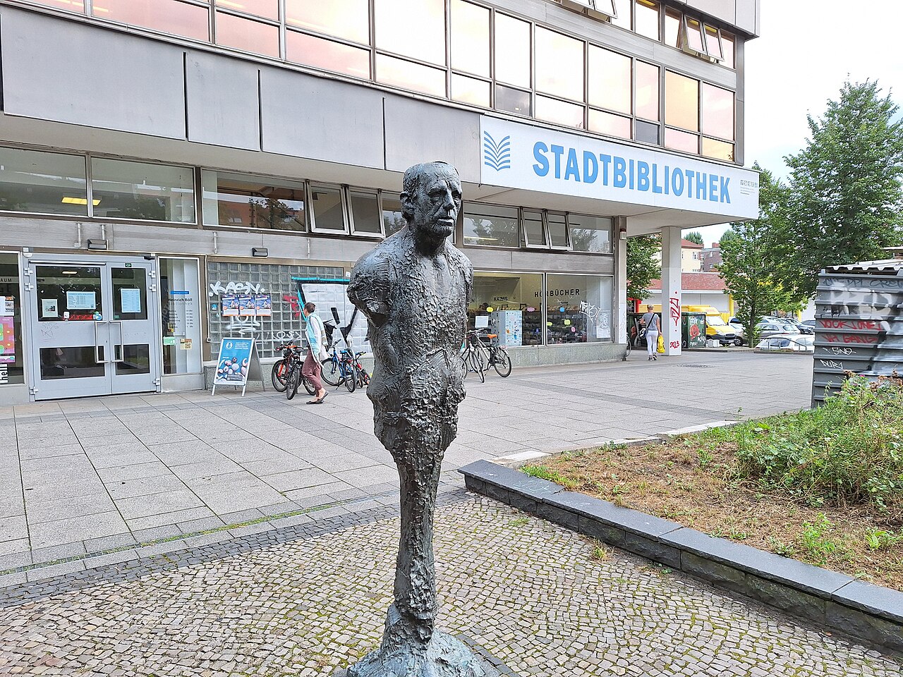 Prenzlauer Berg Heinrich-Böll-Bibliothek Vorplatz mit Böll-Statue