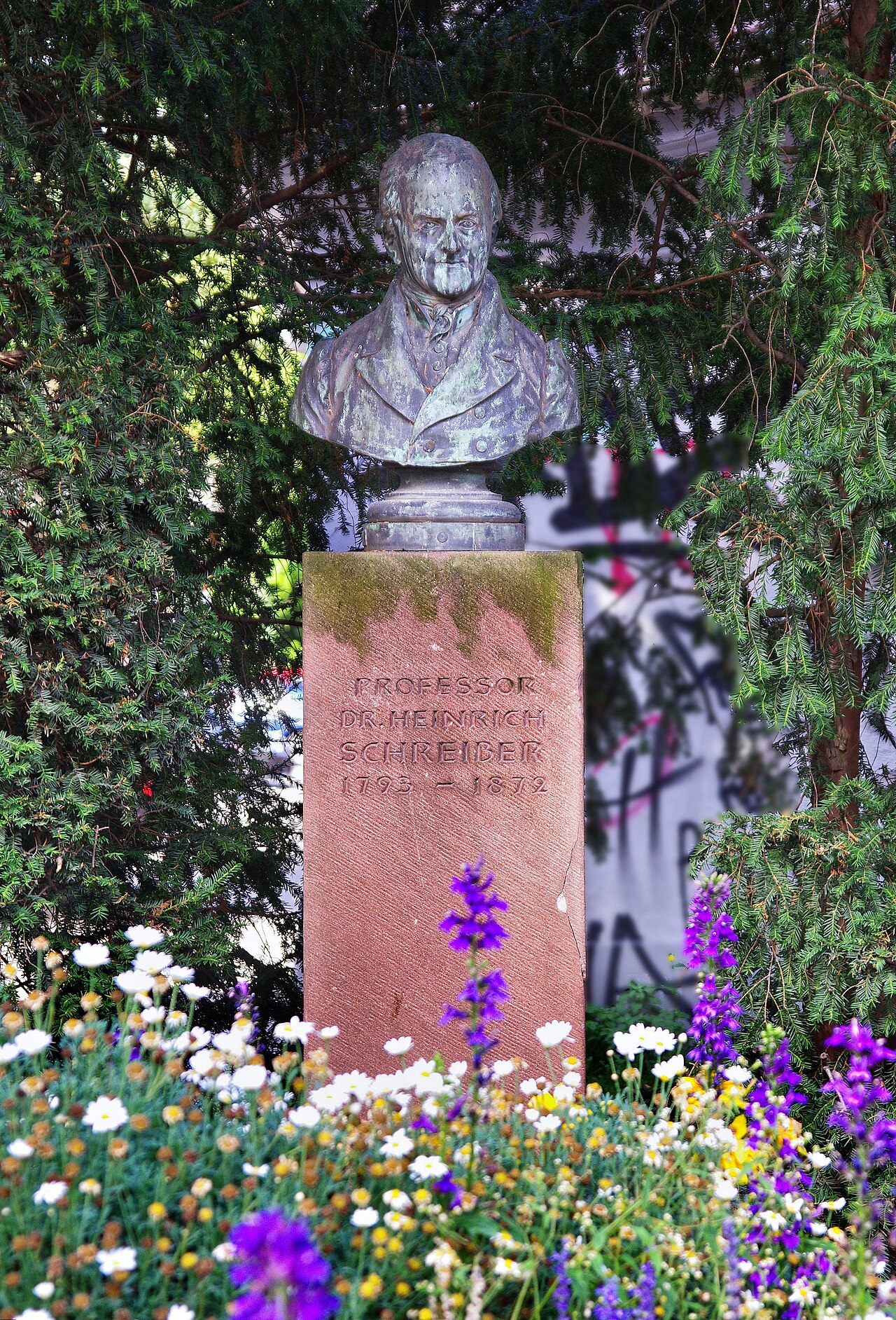 Die Büste von Heinrich Schreiber an der Günterstalstraße