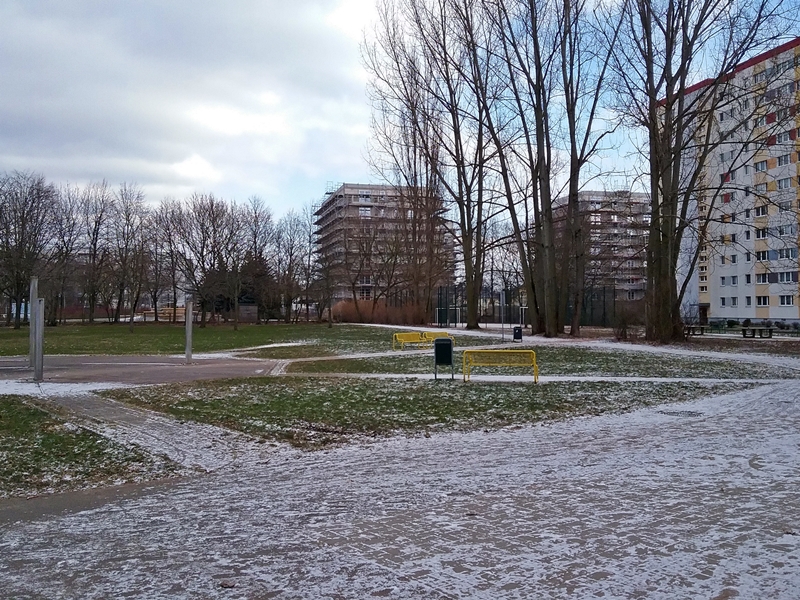 Berlin-Marzahn, im Hofbereich des Gebäuderiegels Märkische Allee 66-40, Teilbereich des Heinz-Graffunder-Parks
