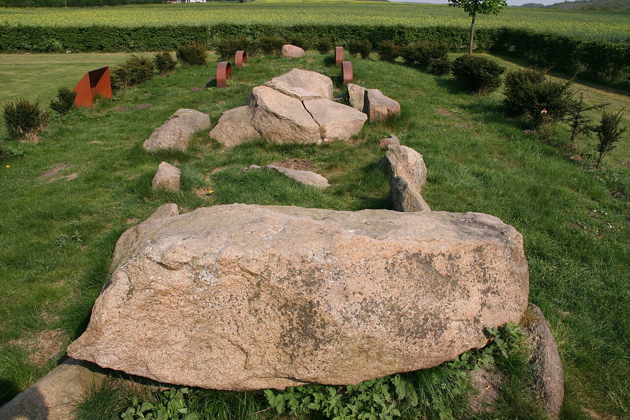Rulle: megalithic chambered tomb "Helmichsteine"
