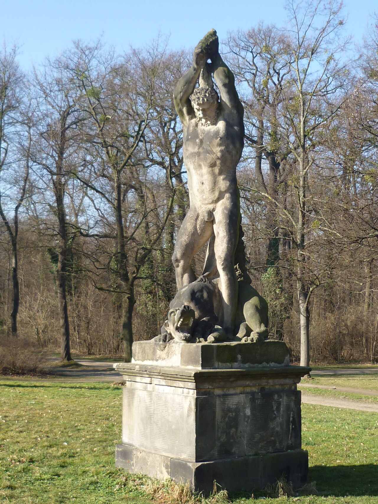 Skulptur „Herkules mit dem Höllenhund Cerberus“ in der Herkulesallee / Karcherallee in Dresden (rechts)