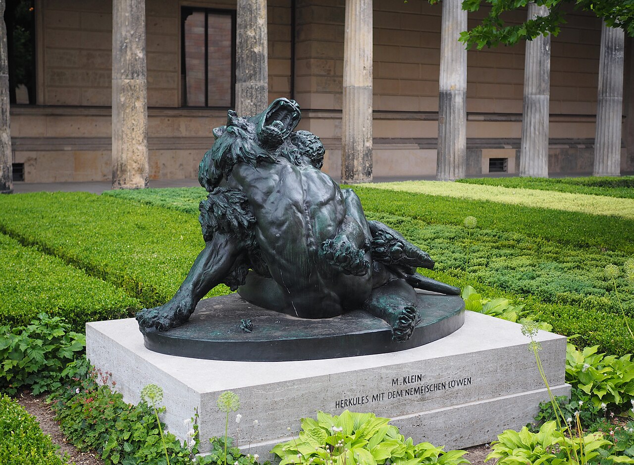 This sculpture "Herkules mit dem nemeischen Löwen" from Max Klein inside of Kolonnadenhof of the Berliner Museumsinsel