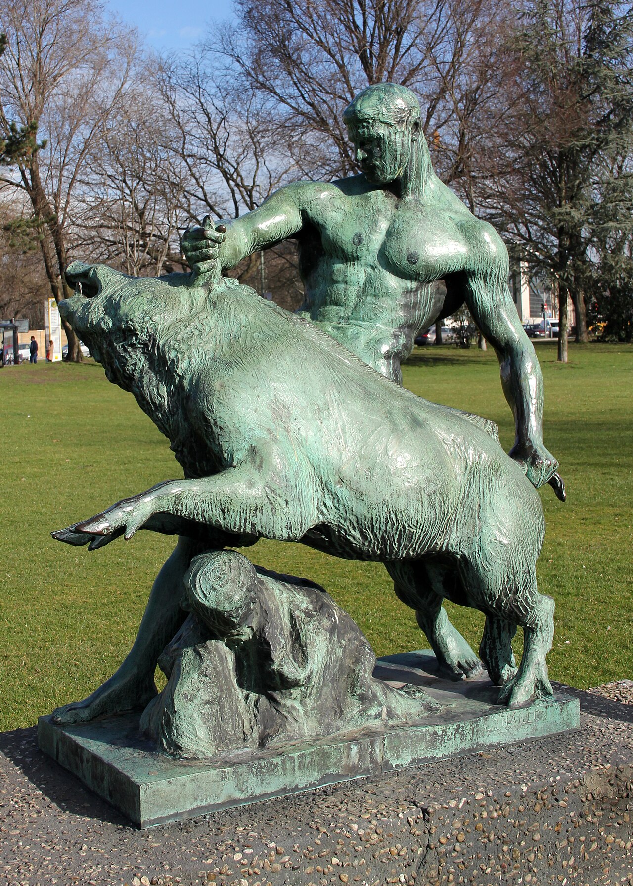 Sculpture, " Herkules und der erymantische Eber " by Louis Tuaillon , 1904, Lützowplatz, Berlin-Tiergarten , Germany
