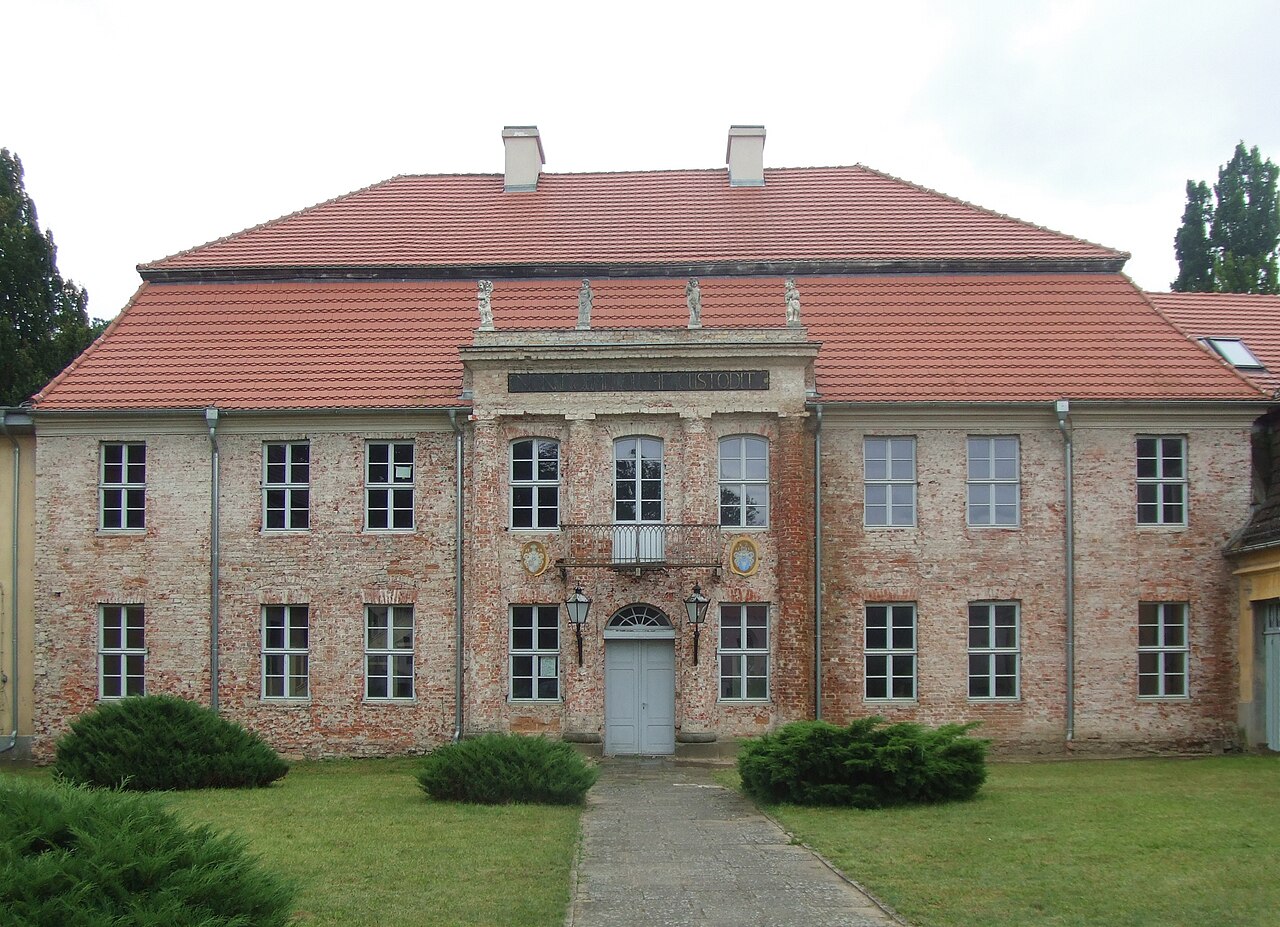 Herrenhaus Dannenwalde , Frontansicht (bei Gransee, Brandenburg)