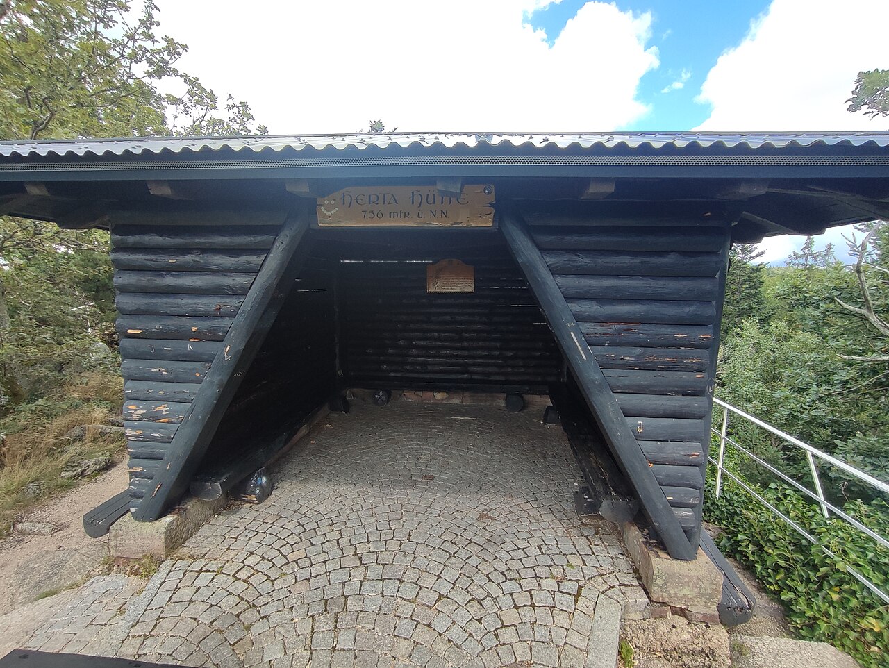 Ansicht der Herta-Hütte auf dem Falkenfelsen bei Bühlertal