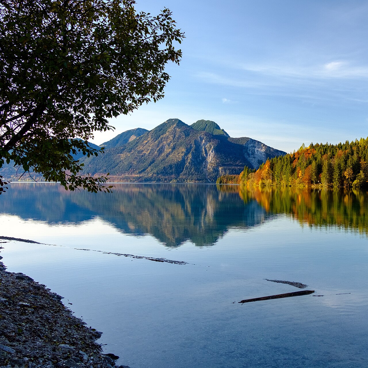 Der Walchensee mit Heimgarten (1788 m, links), Fahrenbergkopf (1627 m) und Herzogstand (1731 m, rechts) im Herbst 2020