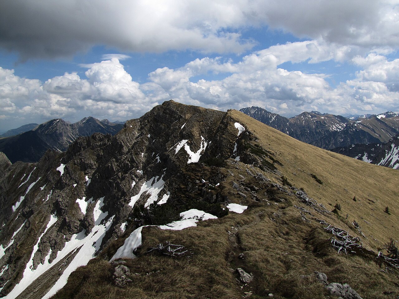 Blick über den Westgrat zur Heubatspitze (2008 m)