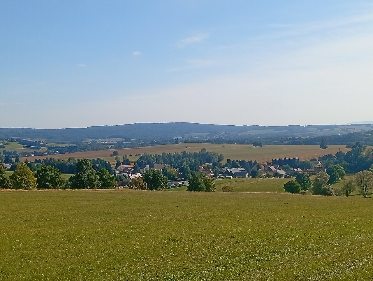 Himmelsberg uprostřed v popředí, Ungerberg v pozadí