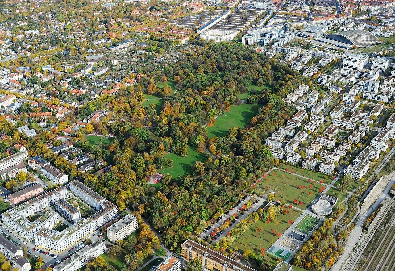 Aerial image of Hirschgarten in Munich (view from the southwest)