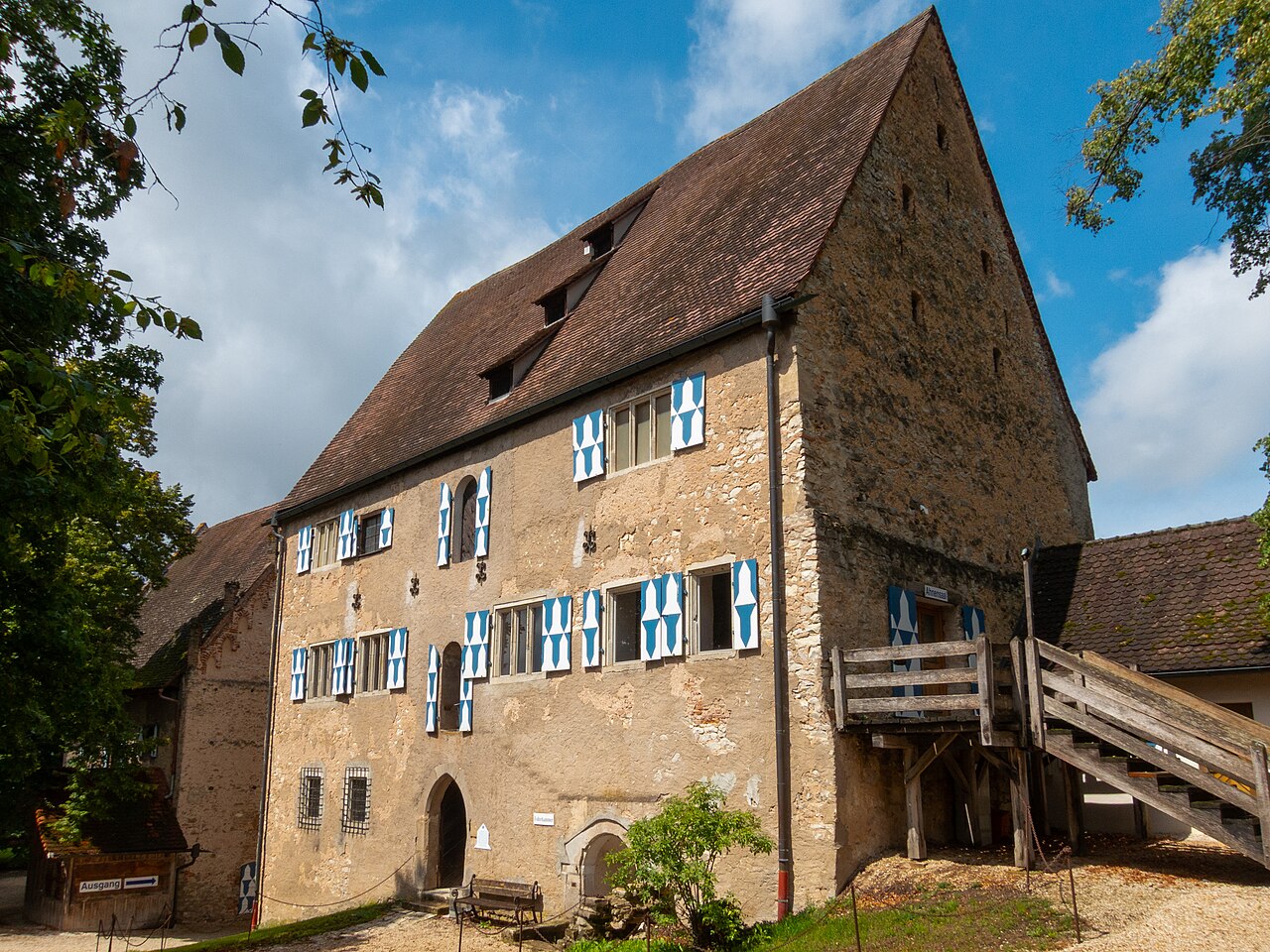 Ehemaliges Zeughaus (sogenanntes Preißingerhaus) der Burg Pappenheim mit historischem Museum und Ahnensaal