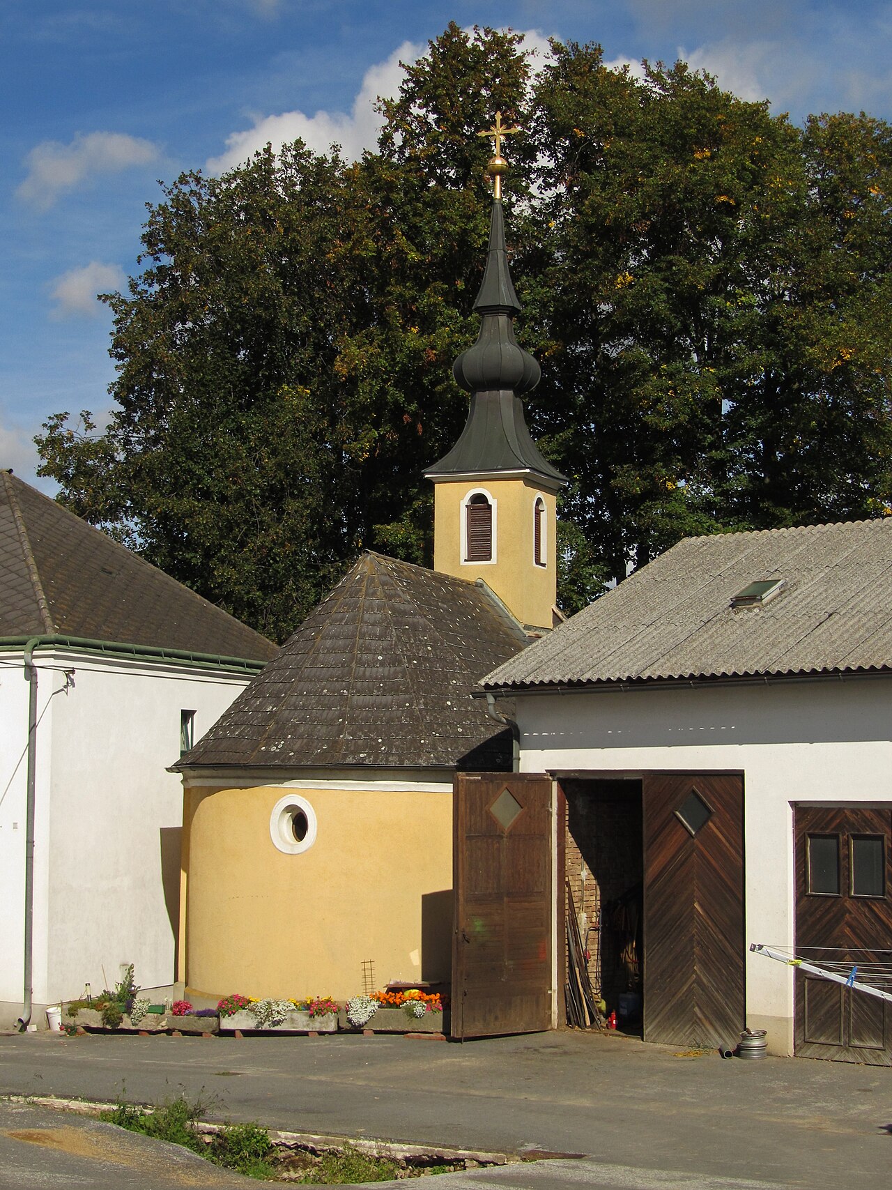 1756/61 erbaute, 1775 und 1857 nach Bränden erneuerte Barockkapelle