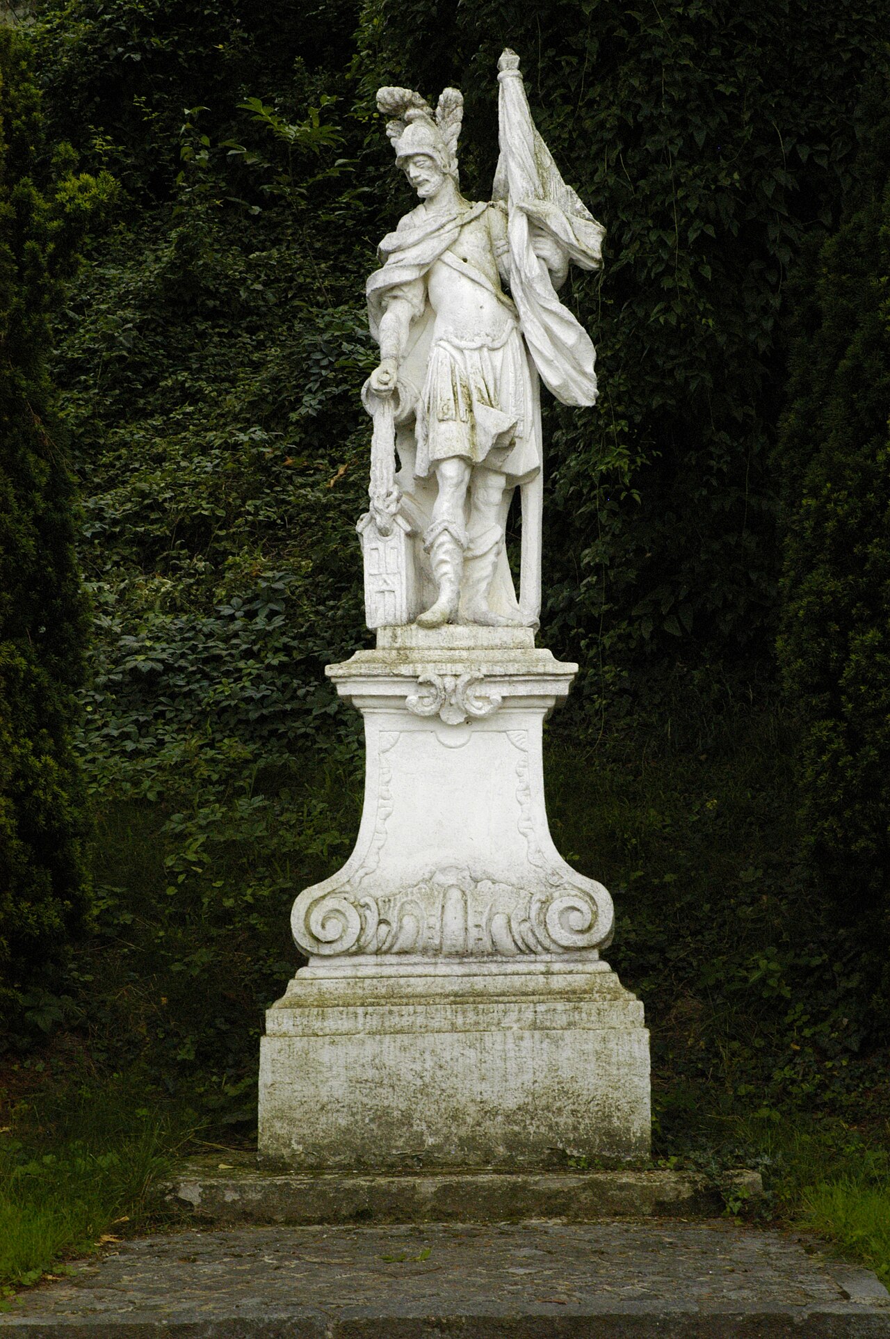 Figur heiliger Florian vor der Pfarrkirche in Glaubendorf, Gemeinde Heldenberg