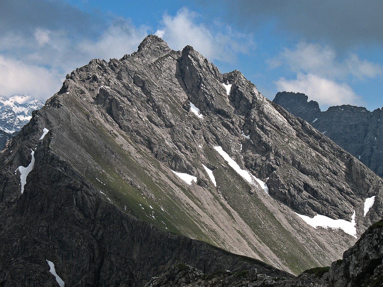 Blick vom Schüsser auf die Hochgehrenspitze (2251 m), dahinter der Dritte Schafalpenkopf (2320 m)