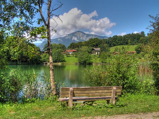Blick vom Ostufer des Wössner Sees in Unterwössen in Richtung Hochplatte