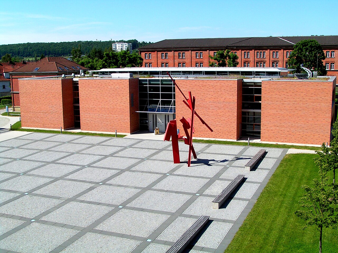 Außenansicht der Bibliothek auf dem Campus der Hochschule Ansbach