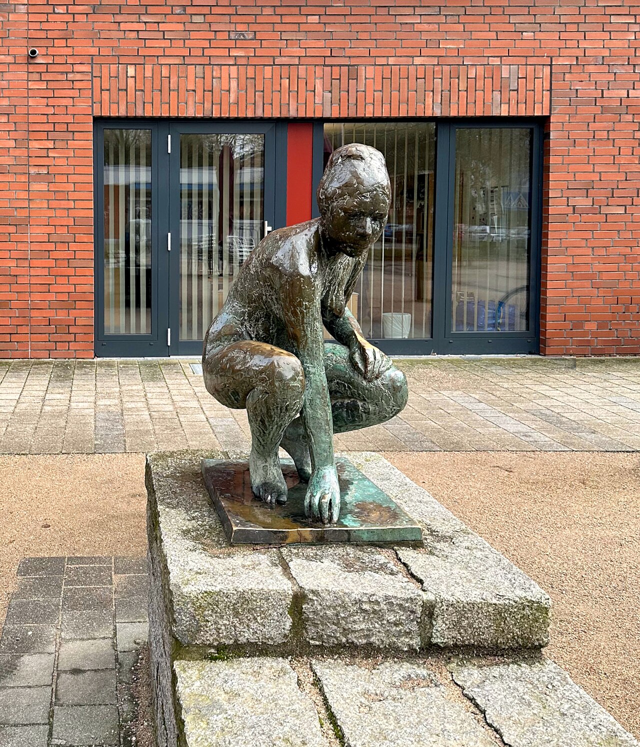 Bronzeskulptur "Hockende" von Hans-Joachim Frielinghaus , Schwentnerring 8b, Hamburg-Wilhelmsburg