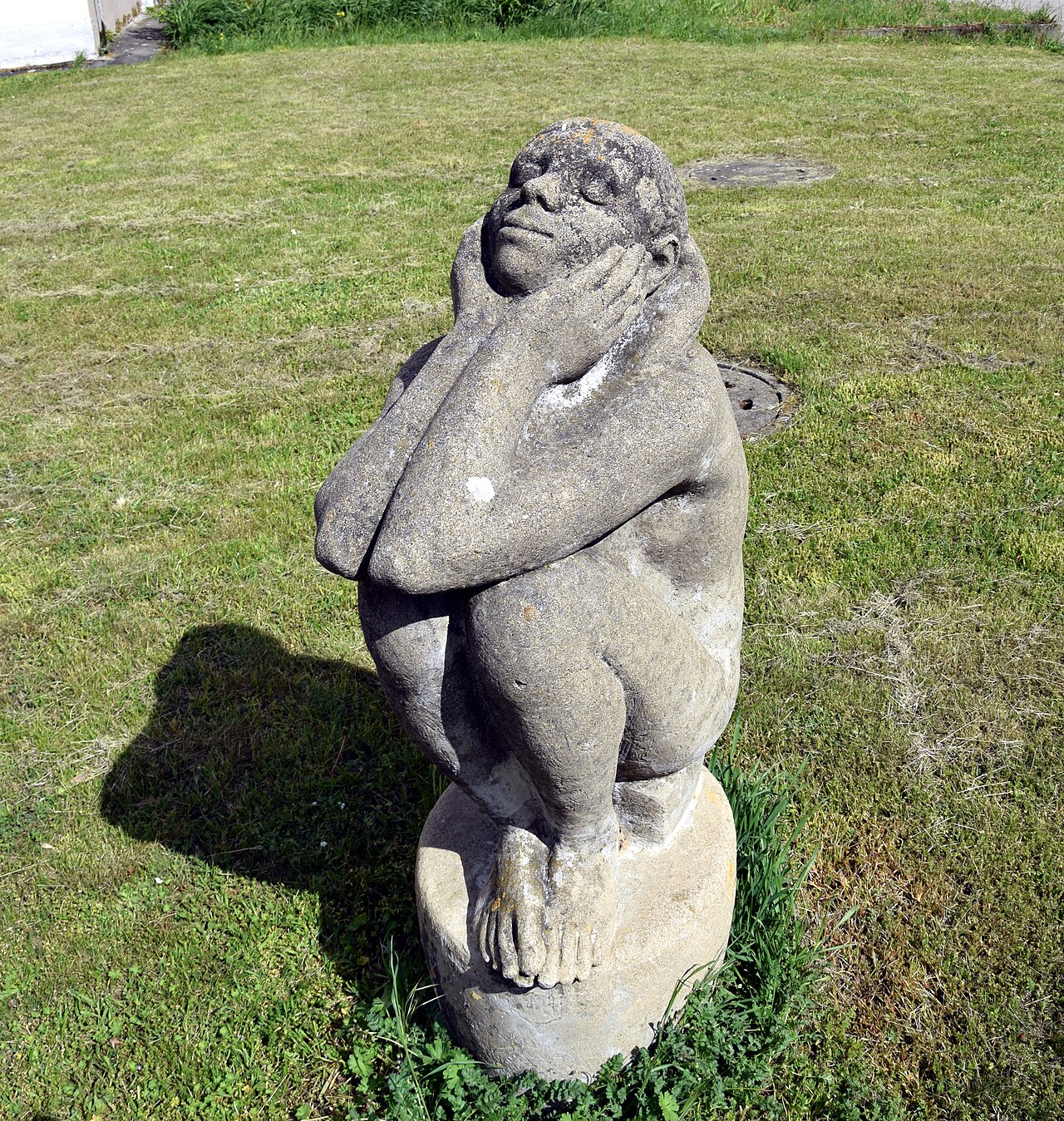 Sculpture on the lawn in front of the Theater am Park (Berlin-Biesdorf, Germany)