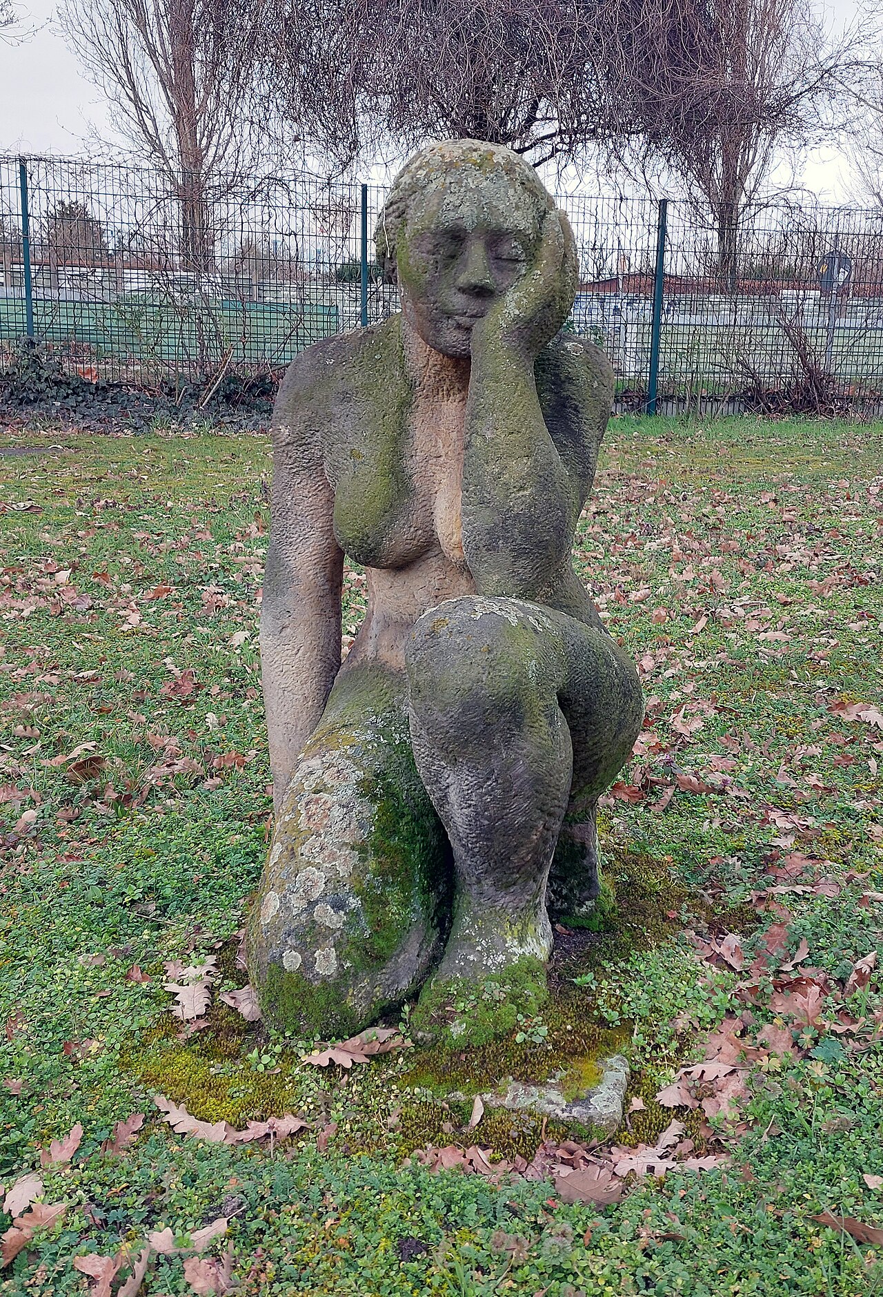 Foto von Hockendes Mädchen
