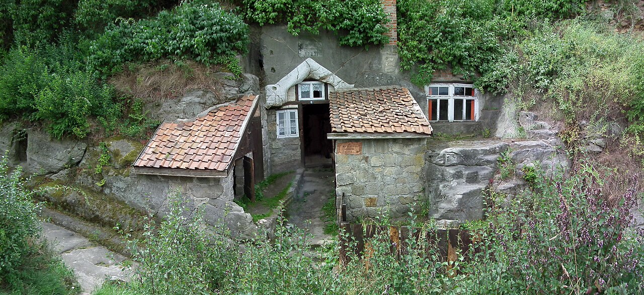 Hoehlenwohnung